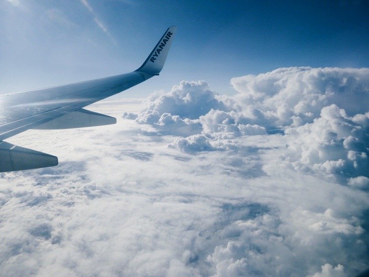 Vy över moln från ett flygplan
