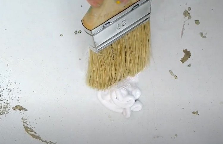 Dopp pensel i vit färg