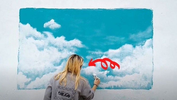 Måla moln på väggen med en platt pensel