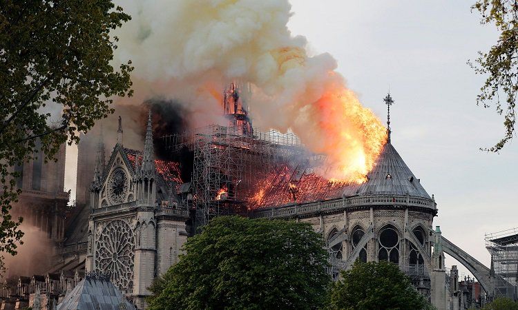 Eld i Notre Dame -katedralen i Paris 15 april