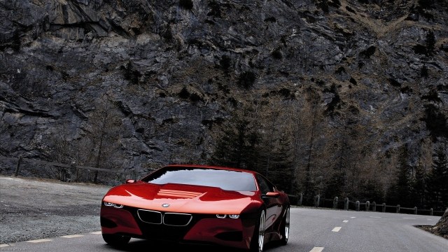 BMW-M1-röd-i-rörelse-sätt