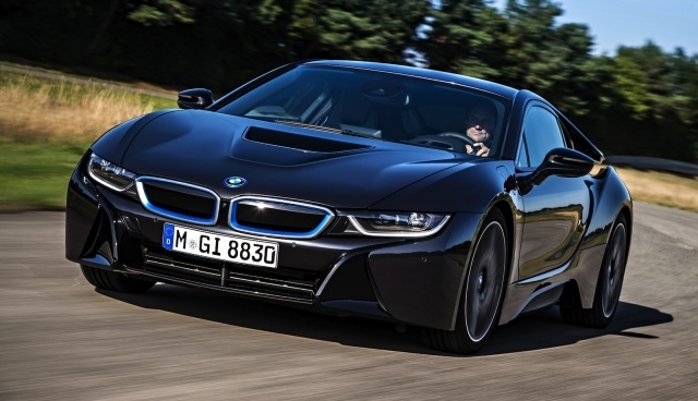 BMW-i8-mörkblå-med-förare