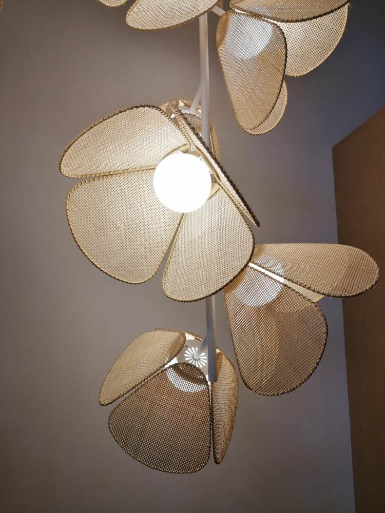 Wienmask som design av lampor i form av en blomma