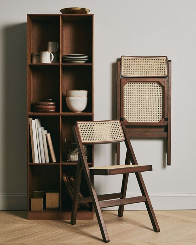 Fällbara stolar med rotting som en platsbesparande lösning för små lägenheter