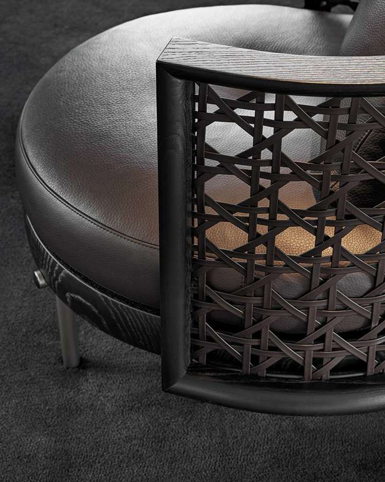Åttkantigt nät kombinerat med svart läder för en modern, rund stol