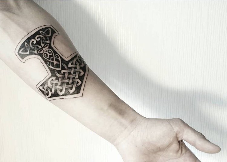 Viking symboler Odins hammare tatuering man underarm