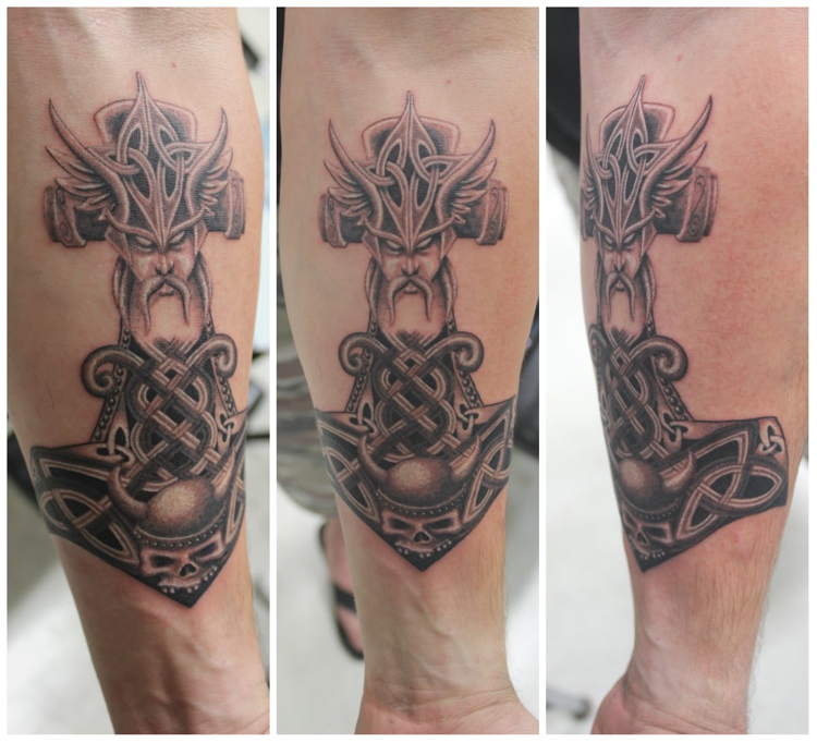 Viking tatuering styrka thor hammer underarm
