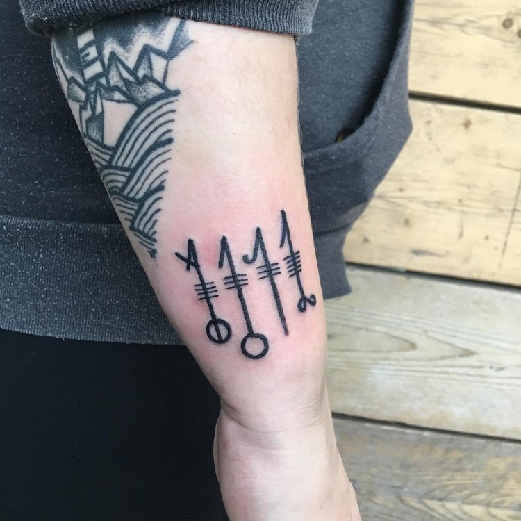 Viking symboler runor arm tatuering Svefnthorn