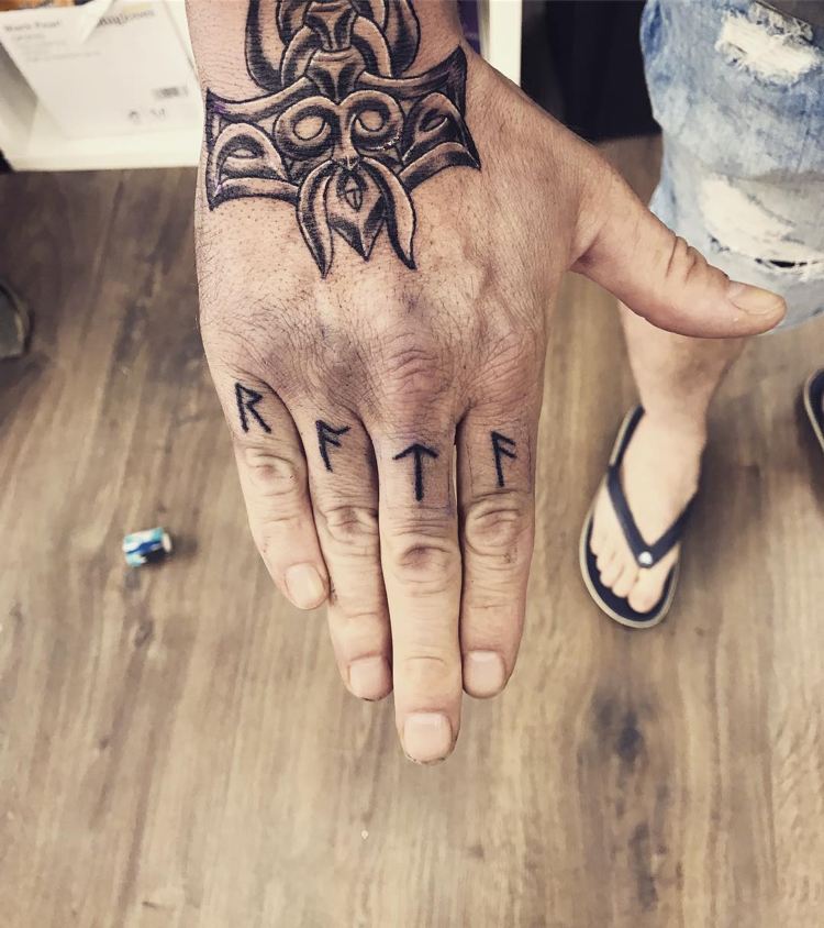 Viking runor finger tatuering man