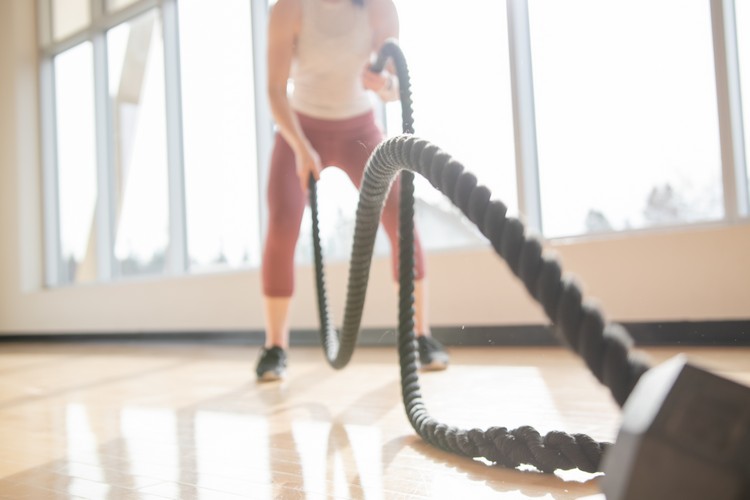 Battle Rope -övningar Vilda rep träning plan för övre kroppen träning för kvinnor
