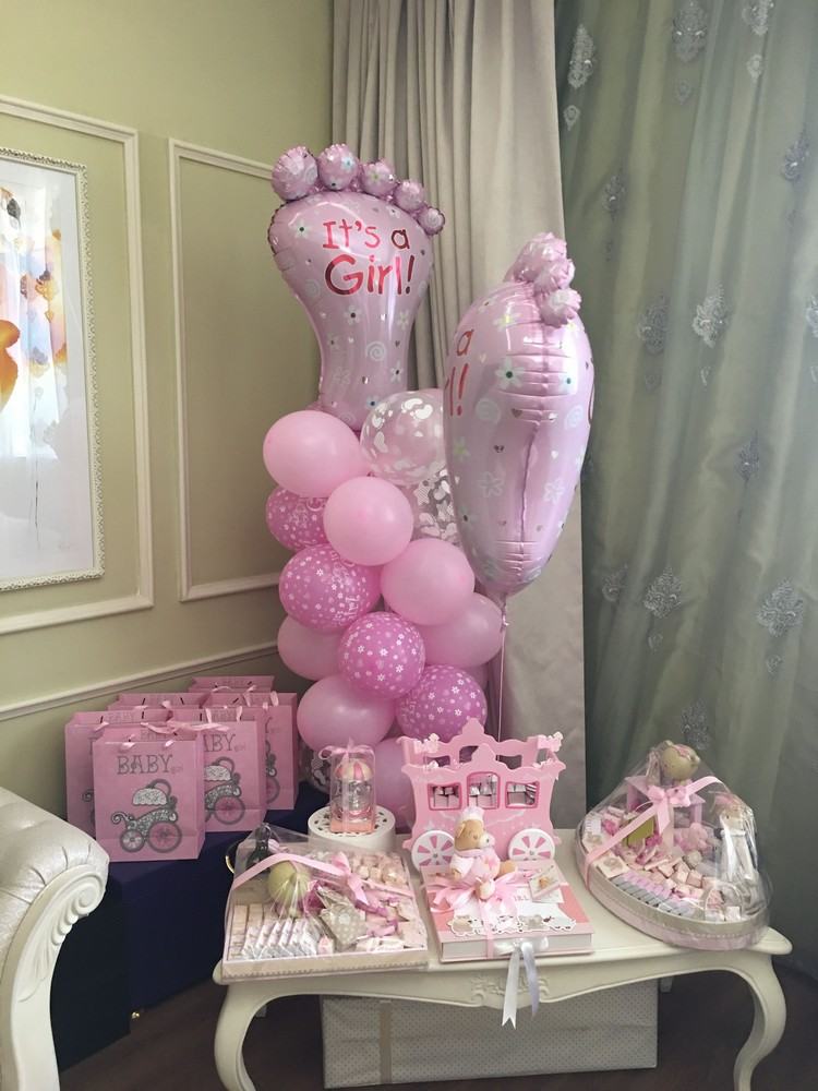 Flicka dekoration för födelse ballonger godis och presenter