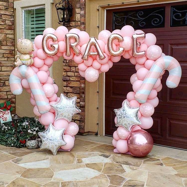 Välkommen babyballongdekoration i rosa med babynamn och folieballonger