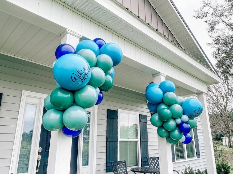 Välkommen mamma och bebis med ballongdekoration till husets entré