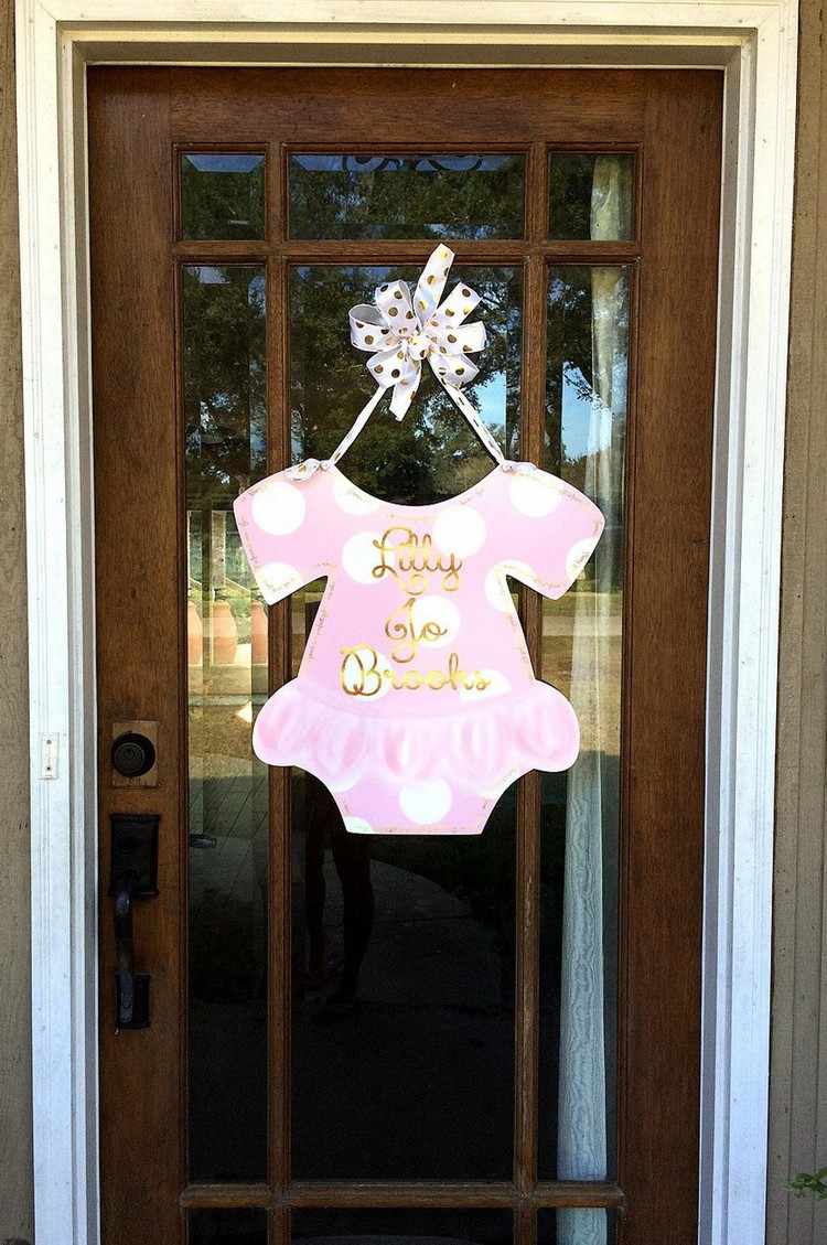 Tinker och dekorera babykläder ur kartong för välkomstbarnsfirande