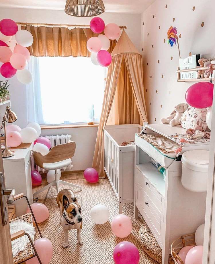 Barnrumsdekoration med ballonger för mottagning hemma