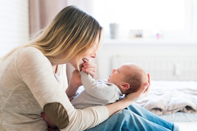 Hålla en bebis - hur man kommer igång med dessa användbara tips