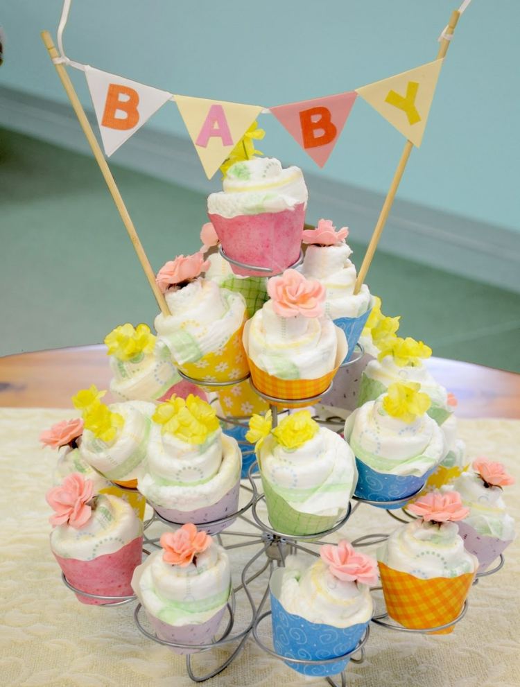 Blöjtårta-gör-själv-cupcakes-färgglada-pampers-baby-party