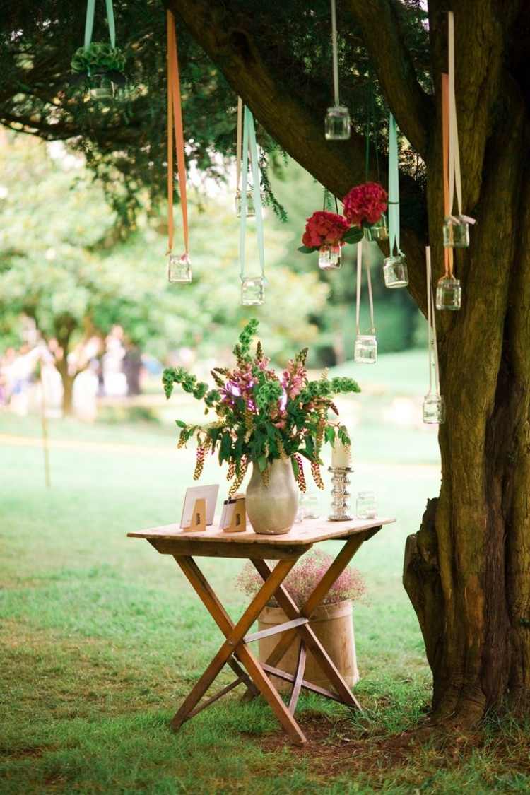 lykta-trädgård-romantik-träd-hängande-bord-trä-vas-blomma-träd