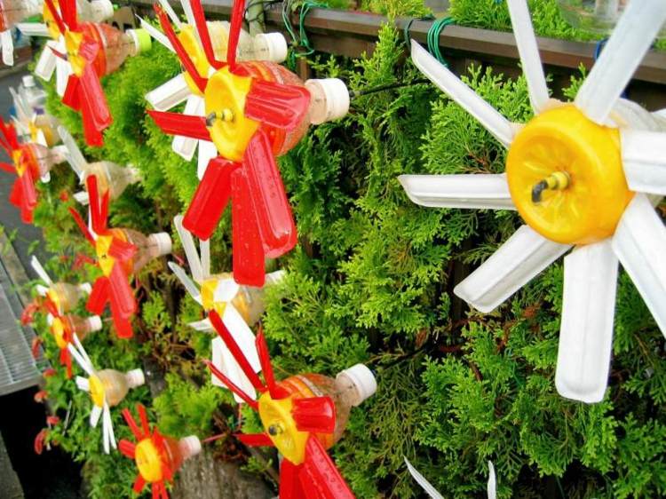 Pinwheel-tinkering-idéer-plast-pet-flaskor-DIY-balkong-trädgård-dekoration
