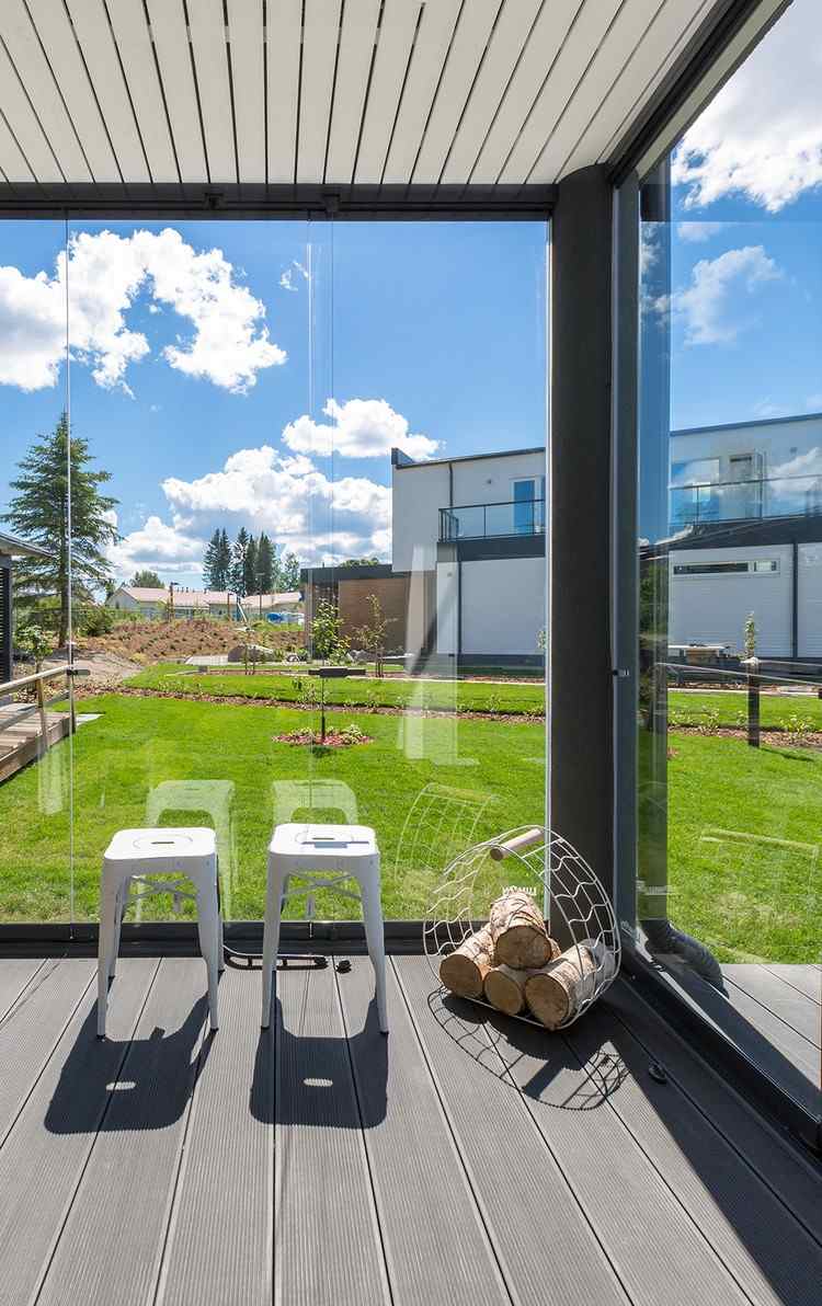 vindskydd-terrass-glas-skjut-fönster-vik-element-grön-gräsmatta