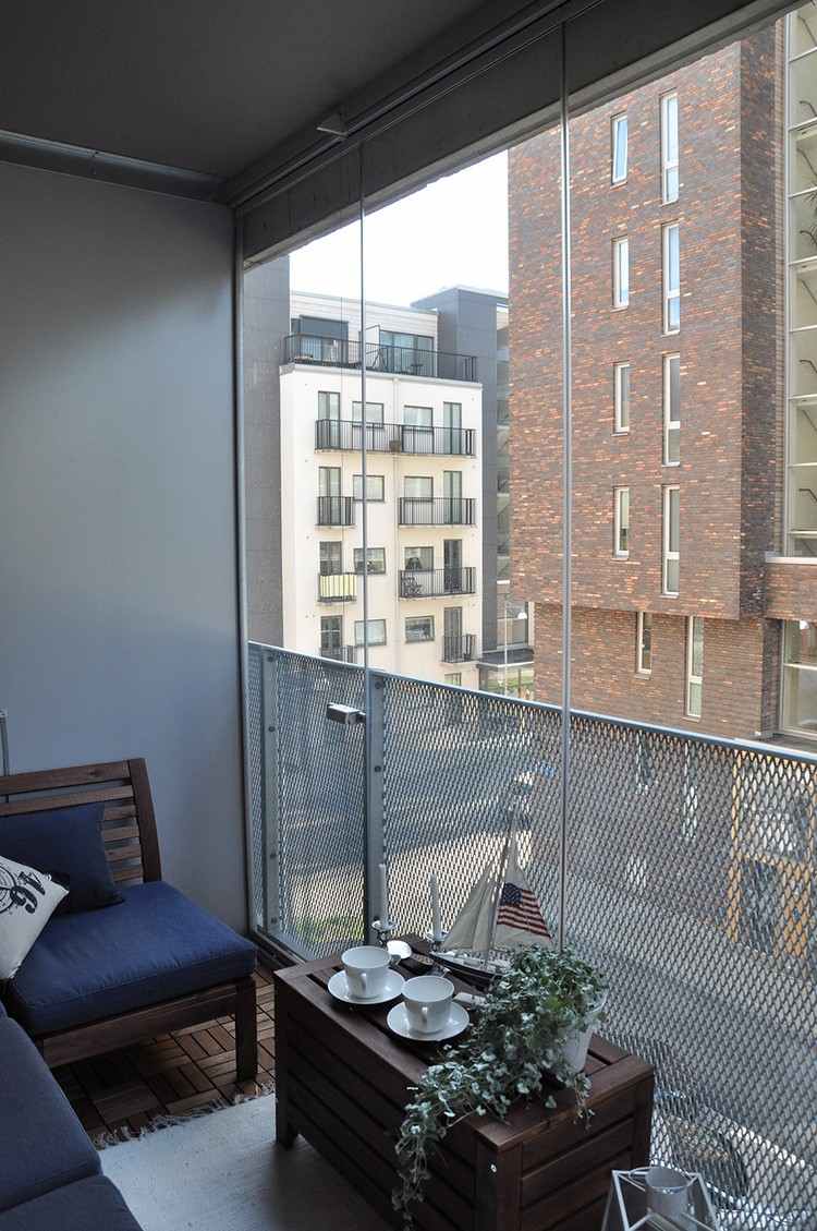 Vindskydd-balkong-glas-transparent-metall-korg-trä-balkong möbler