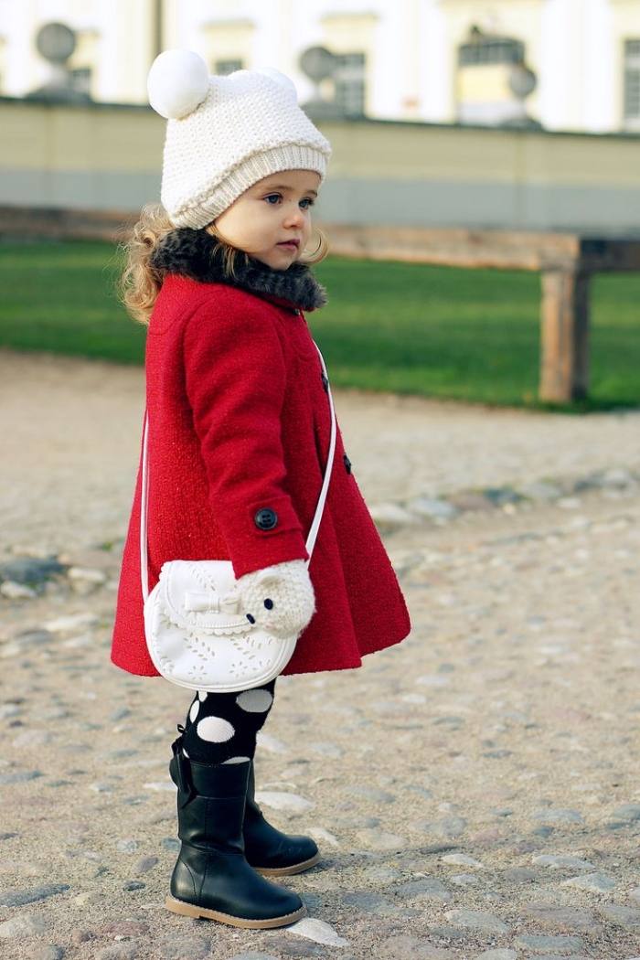 snygga-barn-kläder-vinter-kappa-röda-svarta-stövlar-läder