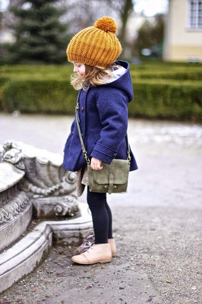 design-kläder-liten-tjej-vinter-kappa-päls-blå-gul-hatt