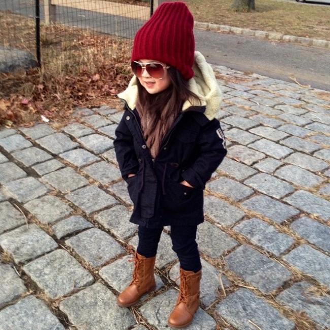 vinter-mode-för-små-tjejer-stickad-hatt-solglasögon-läder-stövlar