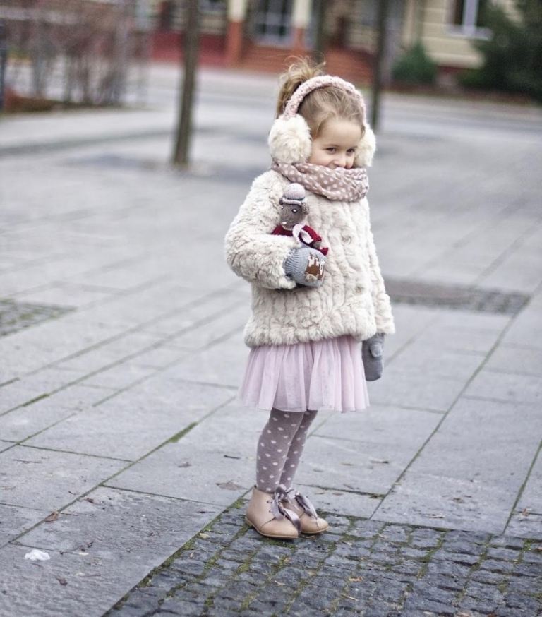 idéer-tjej-outfit-vinter-rock-päls-handskar-med-barn-motiv