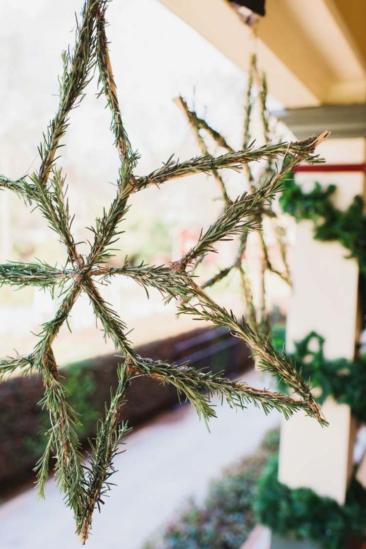 juldekoration med snöflingor rosmarin grenar idé enkelt hängande filt