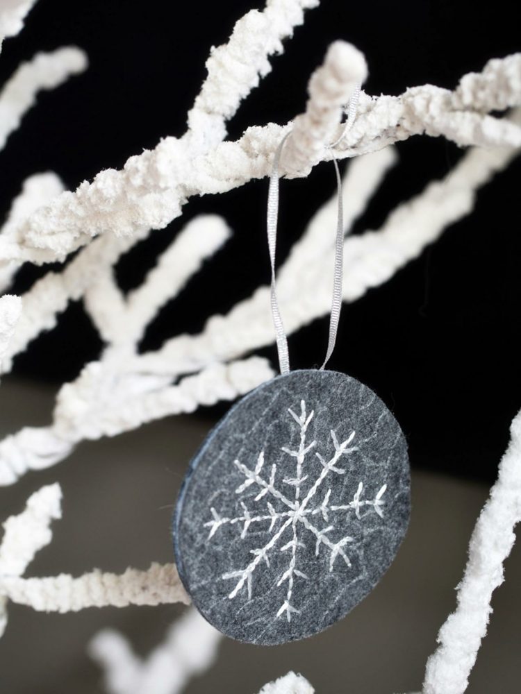 juldekoration med snöflingor filt idé grå sy snöflinga hängen