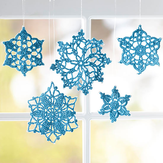 Juldekoration med snöflingor virkade fönsterdekorationskrans