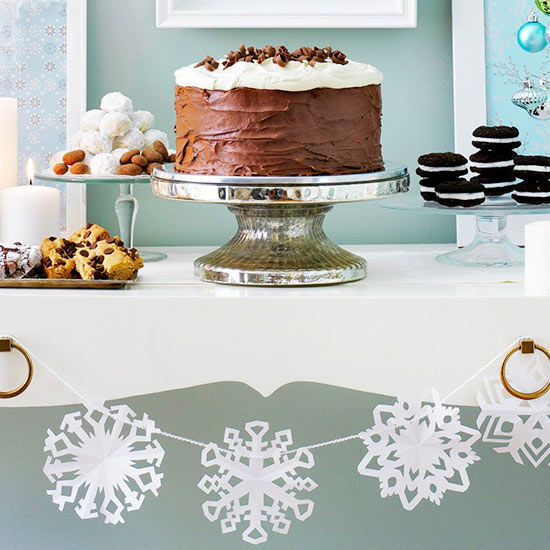 papper snöflingor pyssel juldekoration krans mantelpiece