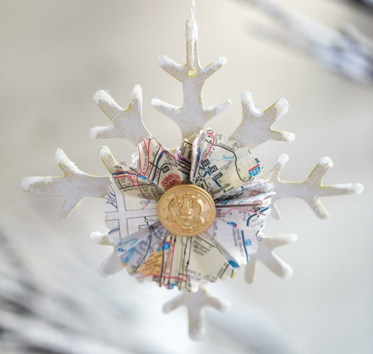 juldekoration med snöflingor stadskort idéknapp julgransdekorationer