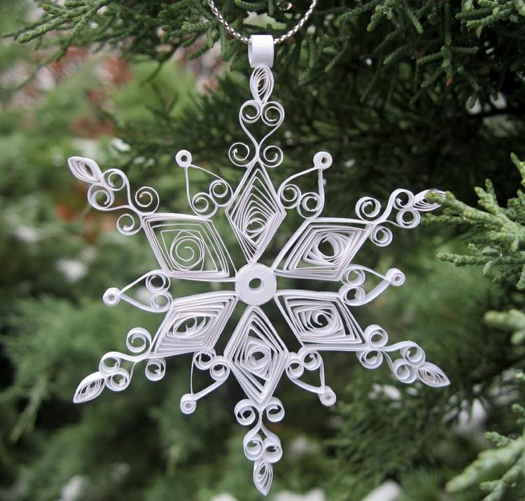 Juldekoration med snöflingor papper, tinker med vit gran