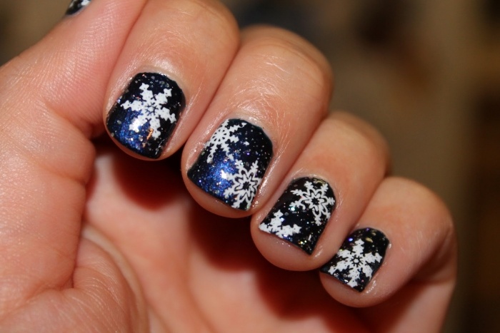 Snöflingor-nagelkonst-design-mörkt-nagellack-glitter-stämpling-med-konsistens