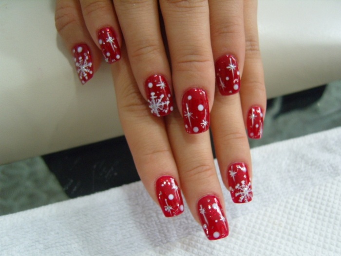 Vinter-och-jul-naglar-till-stil-is-blommor-snöflingor-röd-vita