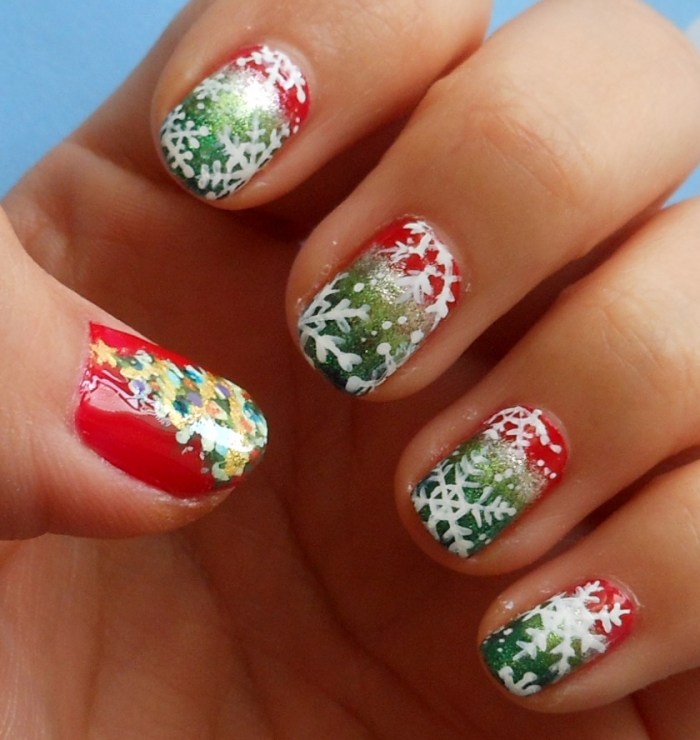 vackra-manikyr-motiv-jul-glitter-lutning-grönt-rött-snöflingor