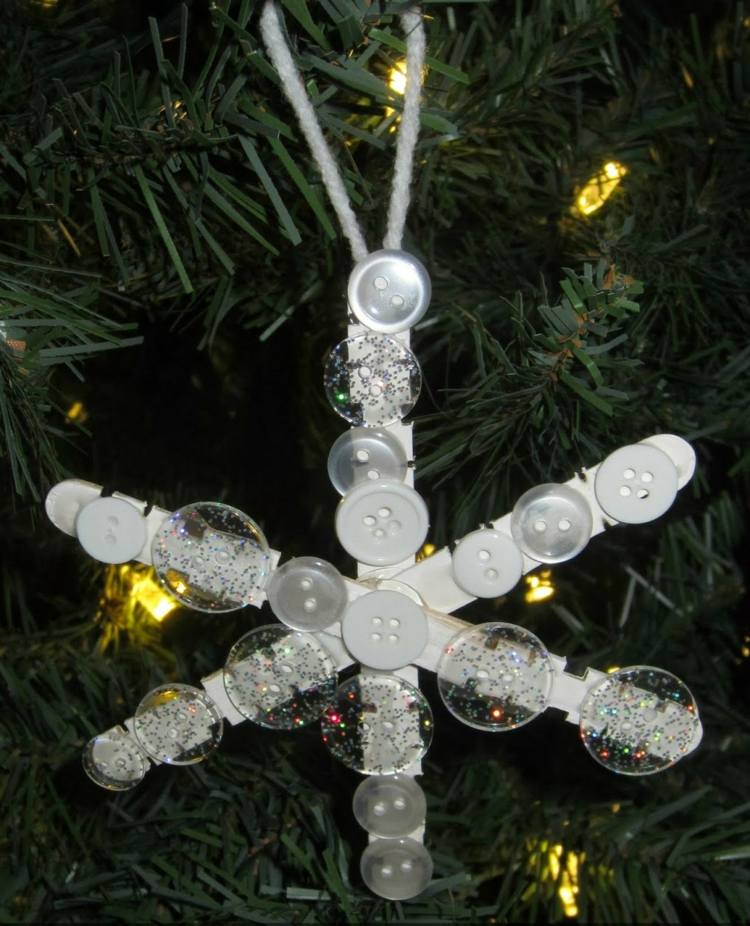 vinterdekoration pyssel med barn snöflinga julgransdekorationer knoepfe vitt glasshandtag