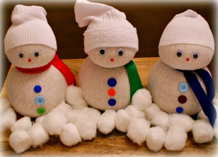 vinterdekoration tinker med barn strumpor snögubbe ris idé vaddering knappar