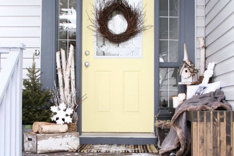 Vinterdekoration för husentré rustika dekorationer med trädstammar och trästjärnor och dörrkrans med bär och nypon