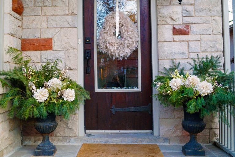Gör din egen vinterdörrsdekoration med riktiga blommor och grangrönska och knyt en dörrkrans av fjädrar