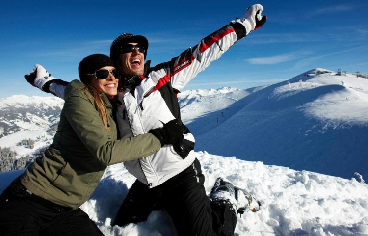 vintertjänst rensning snö berg-man-kvinna-semester-utflykt-skidåkning-solglasögon-sportkläder-snö-massa-sol