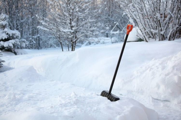 vinterservice snöröjning snömassor-fuktiga-skiktade-tunga-träd-snö-spade-plast.jpg
