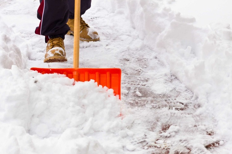 vinter-service-snöröjning-utanför-trottoar-snö-massor-snö-spade-plast-man-sko-prints.jpg