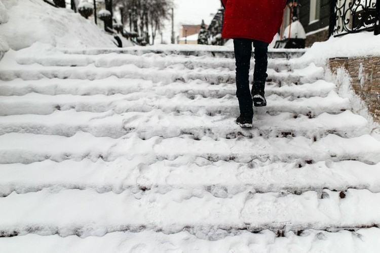 vinter-service-snöröjning-trappor-brant-snö-massa-is-halt-risk för halka-streuen-allee-mann.jpg