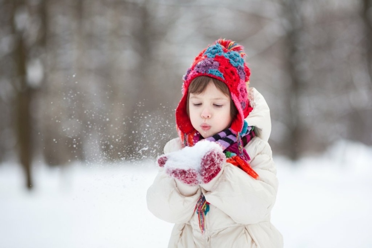 vintertjänst rensar snöparken-natur-barn-flicka-snö-lös-lätt-nyblåst-hatt.jpg