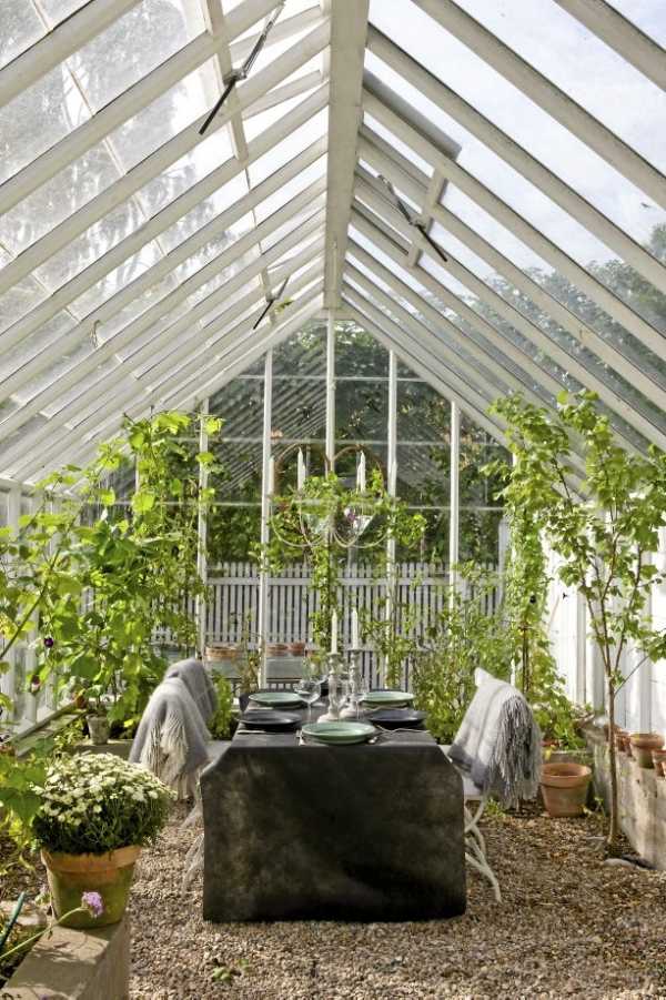 Trä vinterträdgård ställa upp möbelkonstruktioner med ett tak tak matbord stolar glas konstruktion