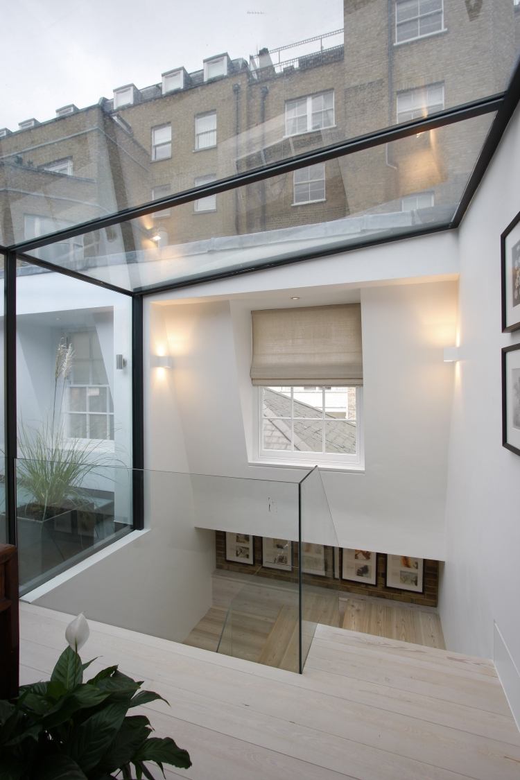 vinterträdgård-modern-design-byggnad-lägenhet-vit-glasräcke-glas-trapp-glas-tak