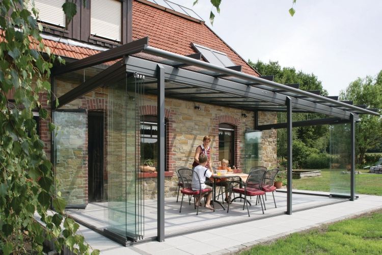 uterum-modern-design-pergola-glasrörelse-rör-glas-vägg-stål-konstruktion